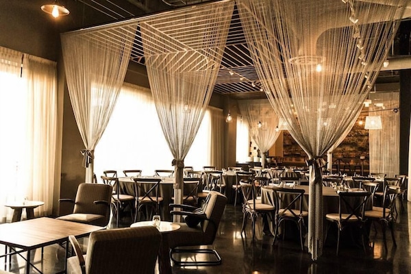 Serveert ontbijt, lunch, diner, Amerikaanse gerechten