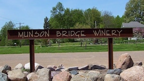 Un panneau indiquant l’emplacement du domaine viticole de Munson Bridge.