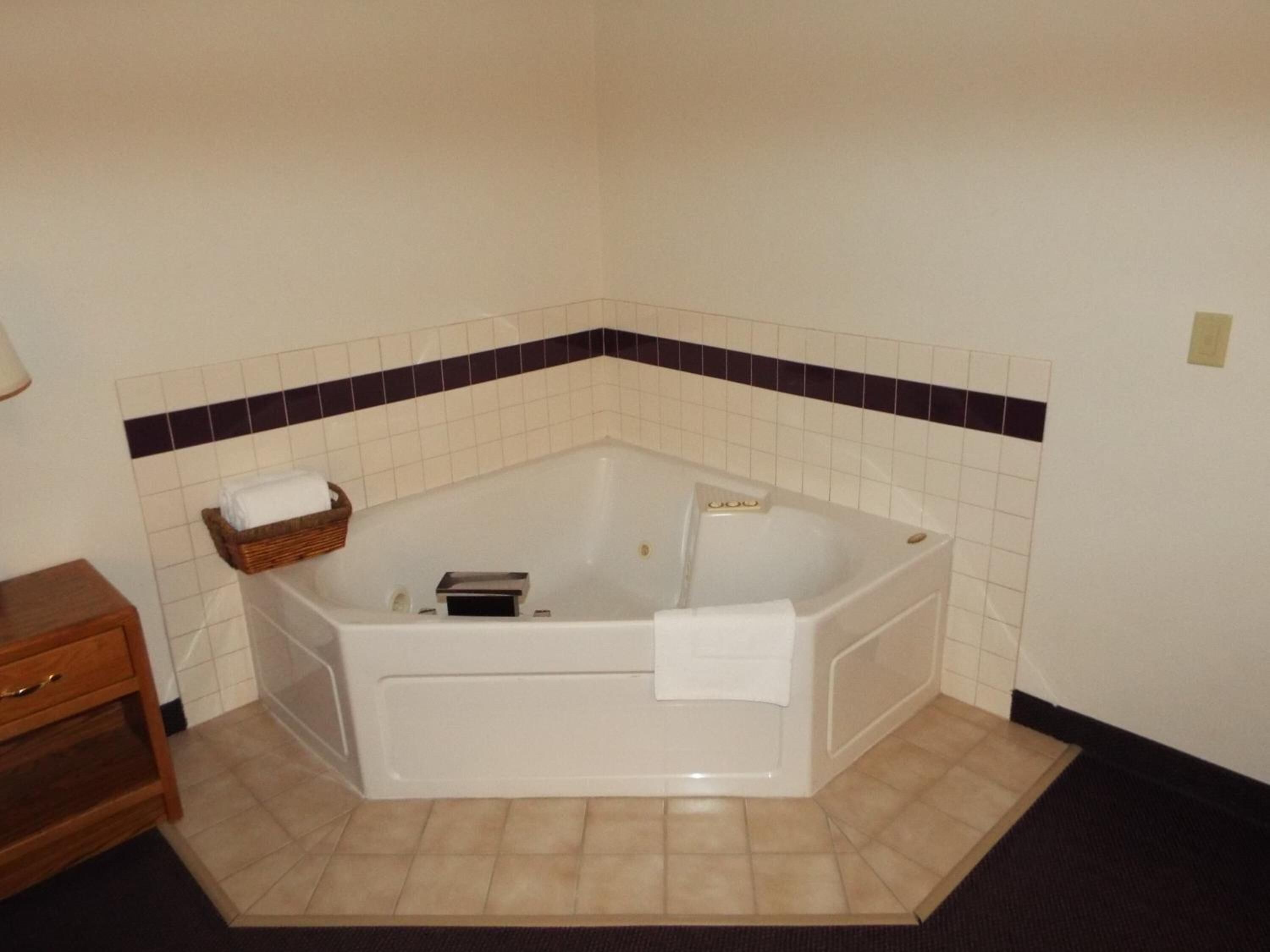 combined shower/bathtub, free toiletries, hair dryer, towels
