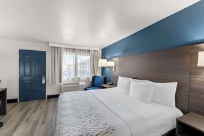 Desk, laptop workspace, blackout curtains, iron/ironing board - SureStay By Best Western Phoenix Airport (Phoenix)