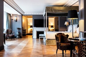 Deluxe Suite, 1 King Bed | Premium bedding, minibar, in-room safe, individually decorated - Hôtel de Berri Champs-Élysées, a Luxury Collection Hotel (Paris)