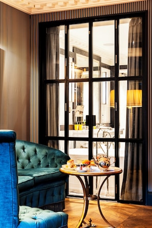 Suite, 1 King Bed with Sofa bed