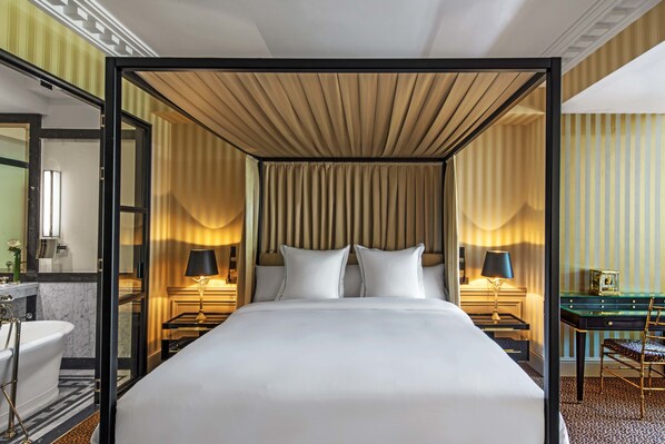 Prestige, Suite, 1 King, Sofa bed | Bathroom | Separate tub and shower, designer toiletries, hair dryer, bathrobes