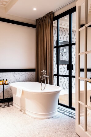 Suite, 1 letto king con divano letto, vista giardino | Biancheria da letto di alta qualità, minibar, una cassaforte in camera