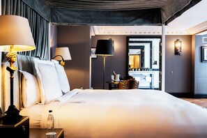Suite Deluxe, 1 letto king | Biancheria da letto di alta qualità, minibar, una cassaforte in camera
