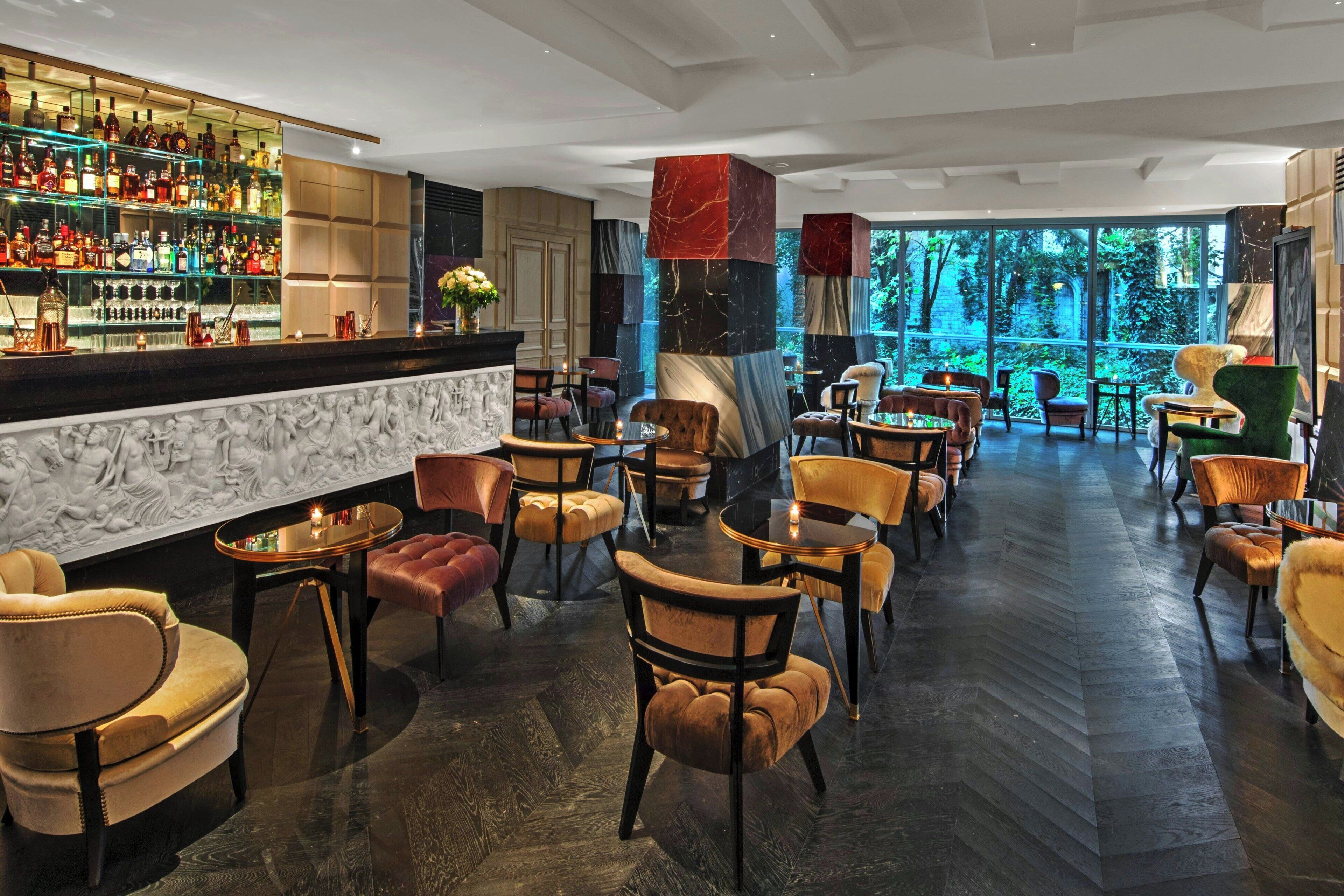Bar (trong khuôn viên)