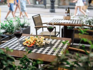 Lunch and dinner served, international cuisine