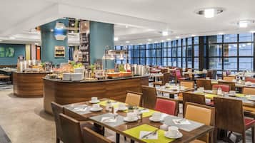 Desayuno buffet todos los días (con cargo)