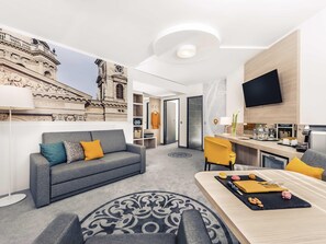 Roupas de cama antialérgicas, frigobar, cofres nos quartos, escrivaninha