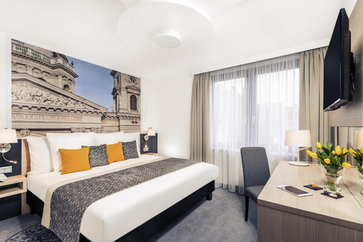 Hypo-allergenic bedding, minibar, in-room safe, desk