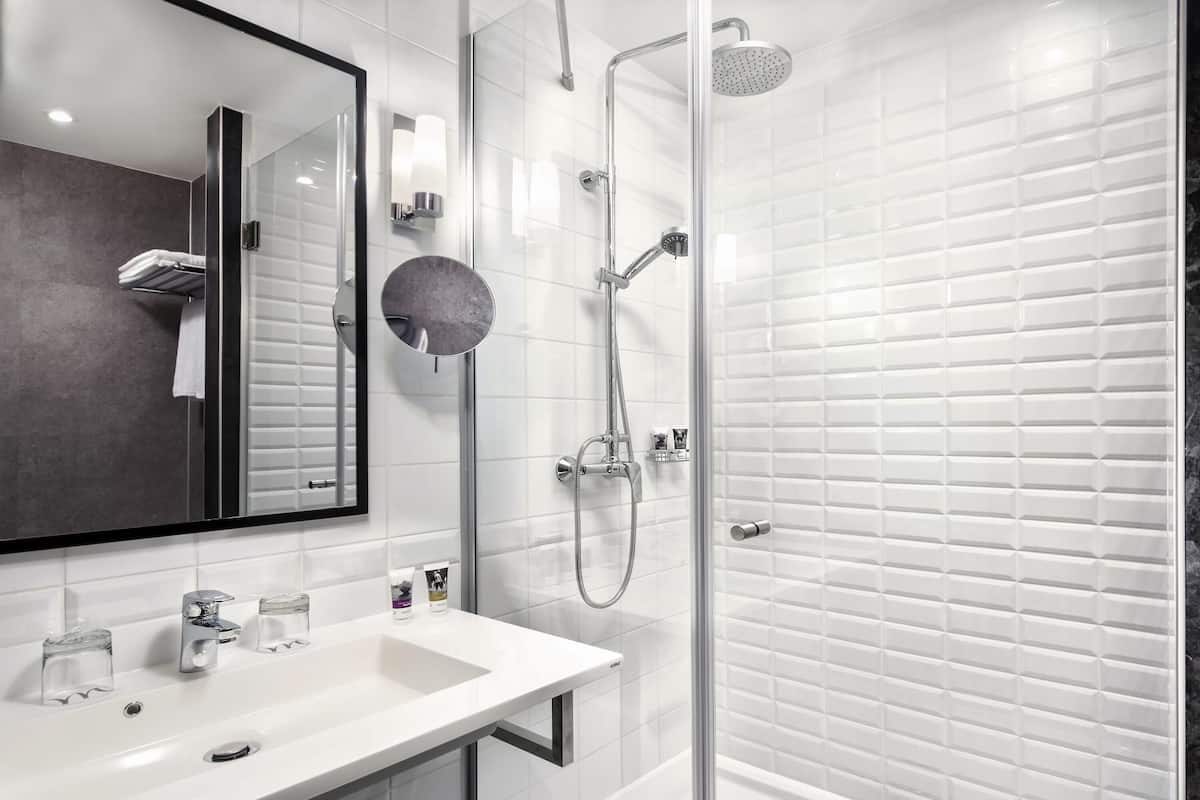 Hypo-allergenic bedding, minibar, in-room safe, desk