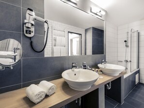 Junior-Suite, 1 Doppelbett und Schlafsofa, Sauna | Allergikerbettwaren, Minibar, Zimmersafe, Schreibtisch