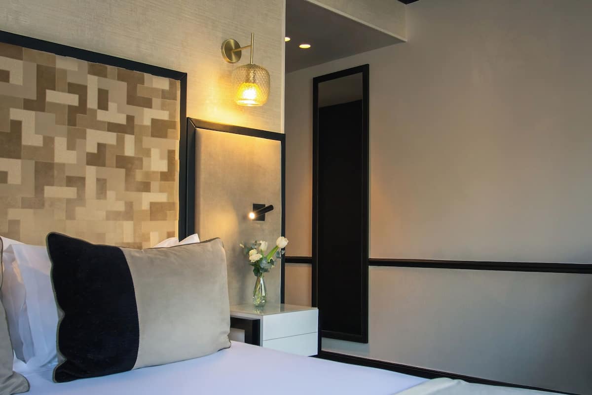 Minibar, caja de seguridad en la habitación y escritorio