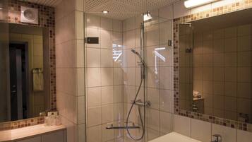 Combined shower/tub, free toiletries, hair dryer, towels