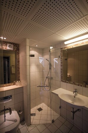 Combined shower/bathtub, free toiletries, hair dryer, towels - Nilles Kro (Sabro)
