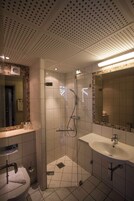Bañera con ducha, artículos de tocador gratuitos, secador de pelo