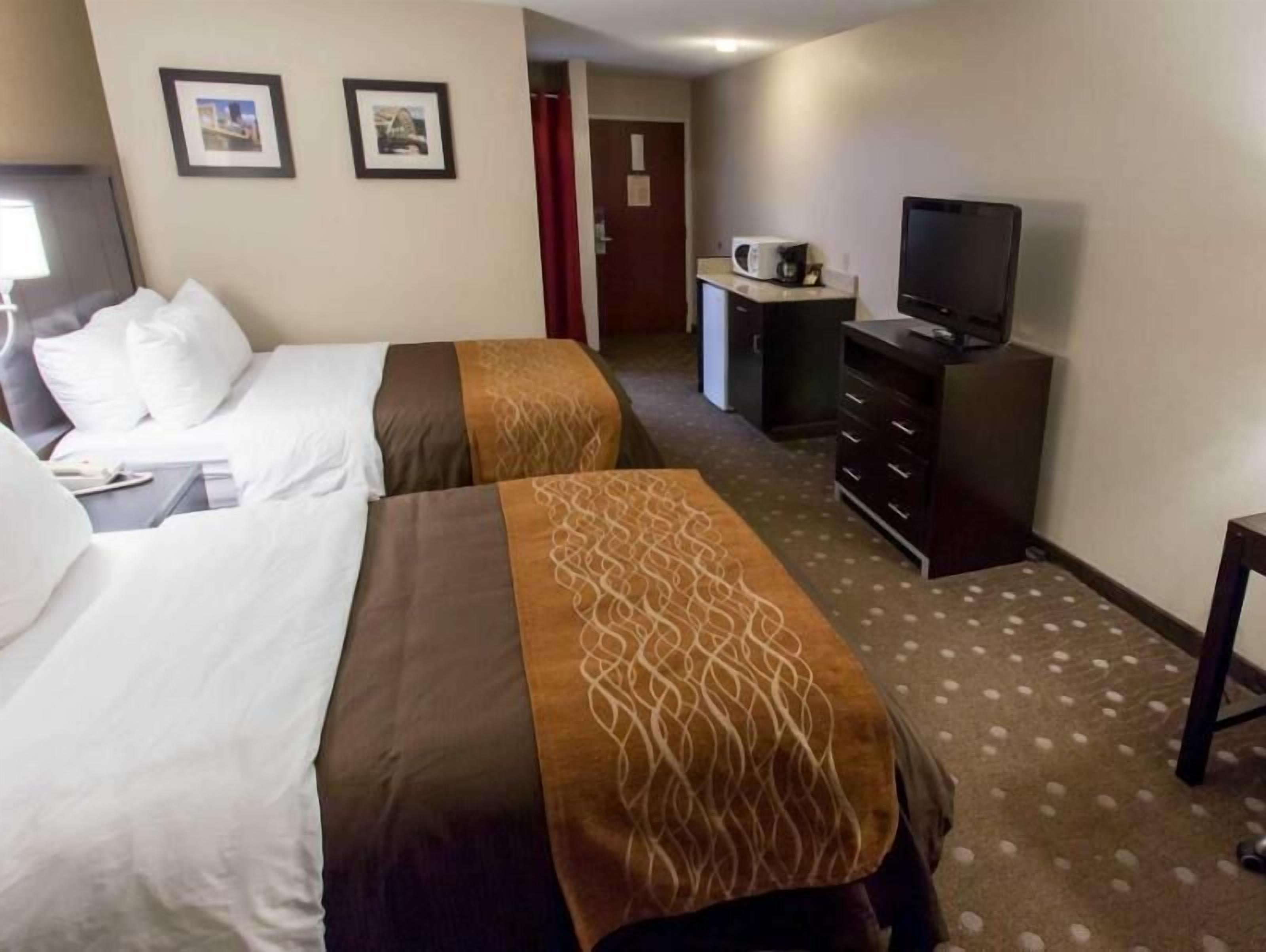 Materassi a doppio strato, una scrivania, tende oscuranti