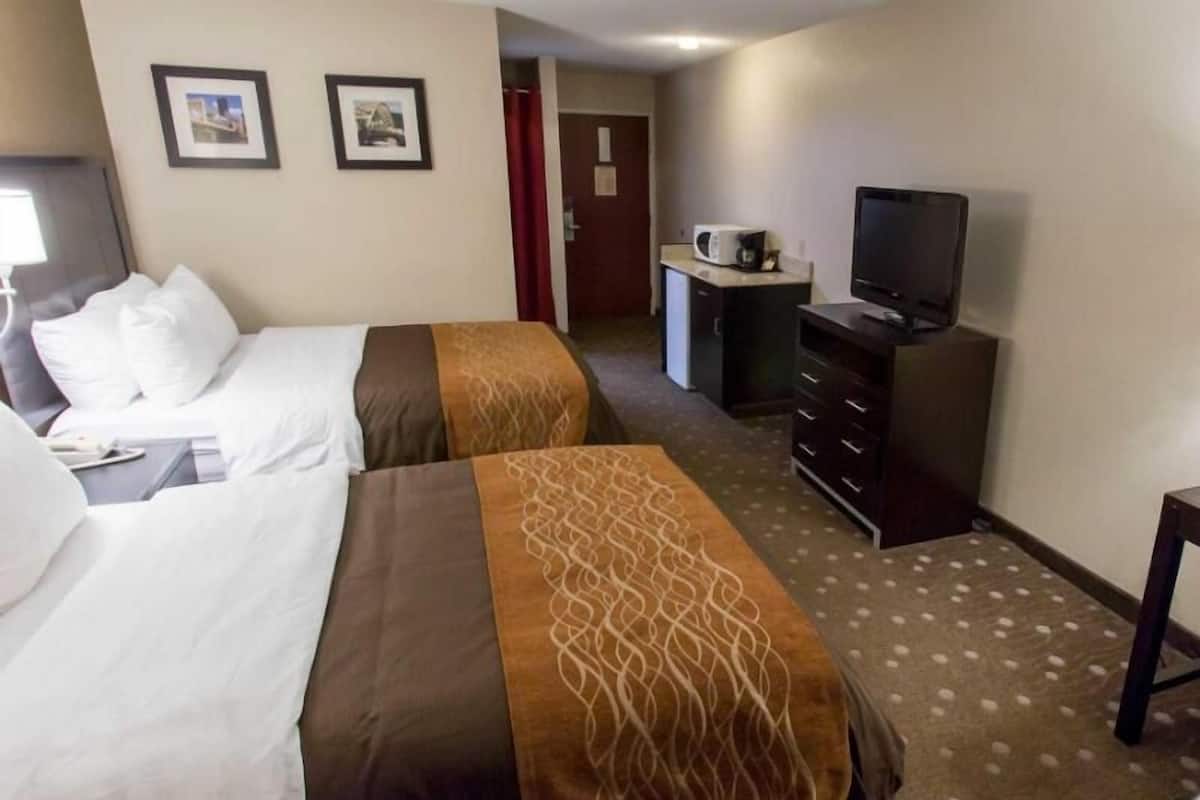 Tilam berlapik, meja, langsir/tirai gelap terus