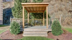 A wooden deck with a pergola, a bench, and a small table. - Comfort Inn Pittsburgh Crafton (Pittsburgh)