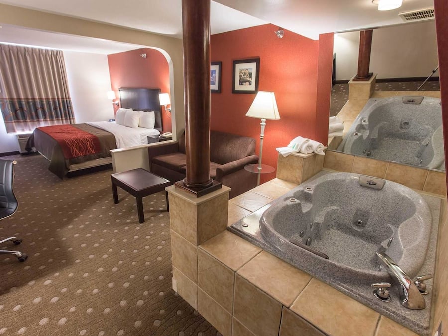 Phòng, 1 giường cỡ king, không hút thuốc, bồn tắm nước nóng | Nệm có lớp đệm bông, bàn, màn/rèm cản sáng, bàn ủi/dụng cụ ủi quần áo