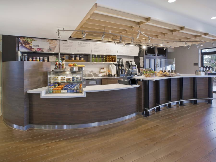 Petit déjeuner en libre-service servi en supplément les week-ends