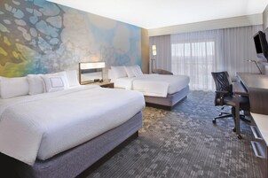 Escritorio, espacio para trabajar con laptop y cortinas blackout 