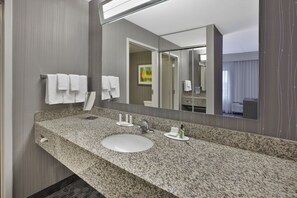 Combined shower/bathtub, free toiletries, hair dryer, towels