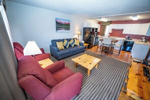 小型套房, 2 张大床, 厨房 (Not Pet Friendly) | 办公桌、熨斗/熨衣板、折叠床/加床（额外收费）、免费 WiFi