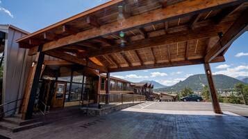 Pintu masuk properti