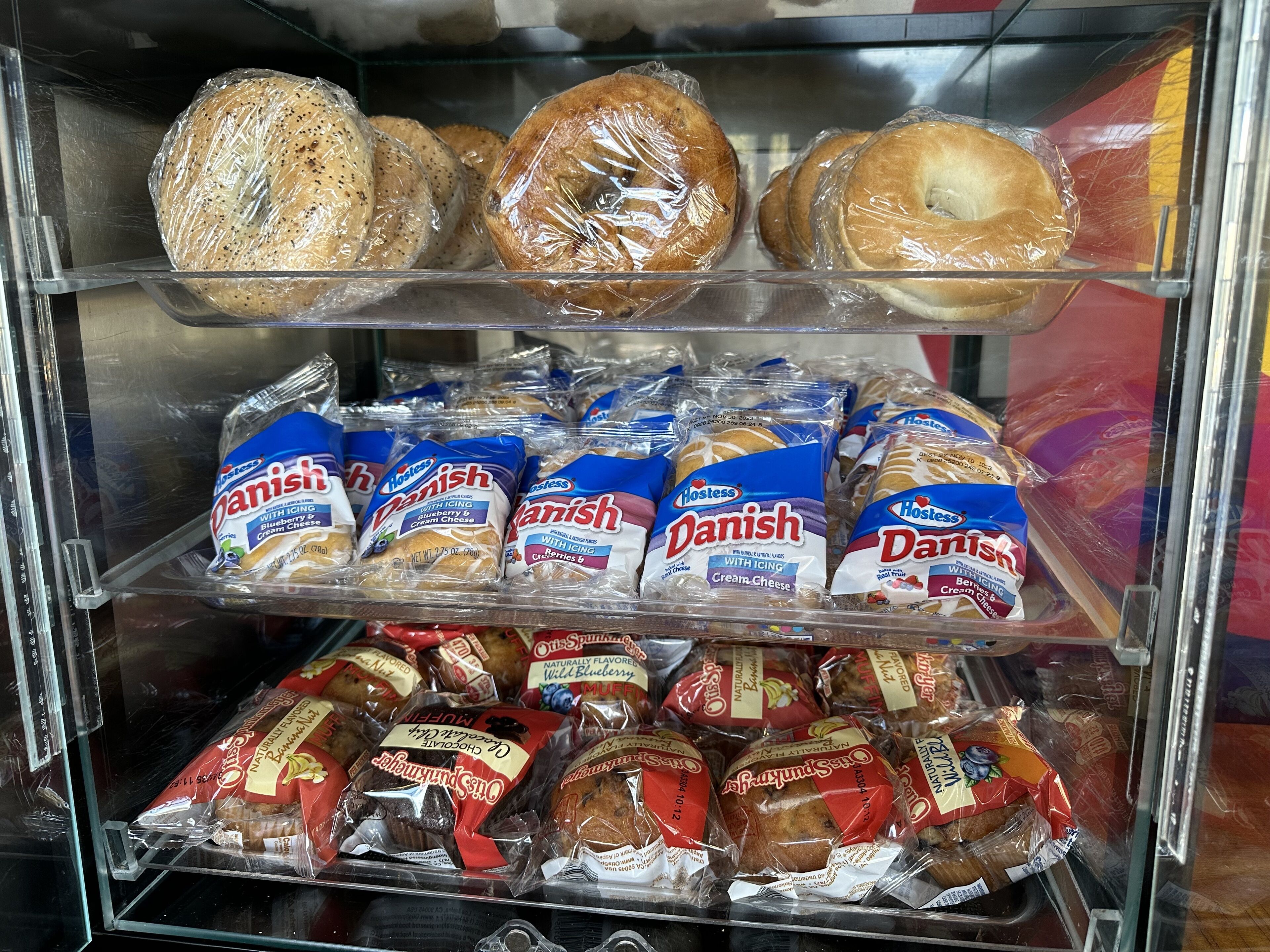 Eine Bäckertheke mit verschiedenen Brotsorten und verpackten Backwaren.
