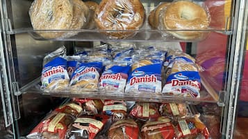 Mostra de forn amb diferents paets i pastissos envasellats.