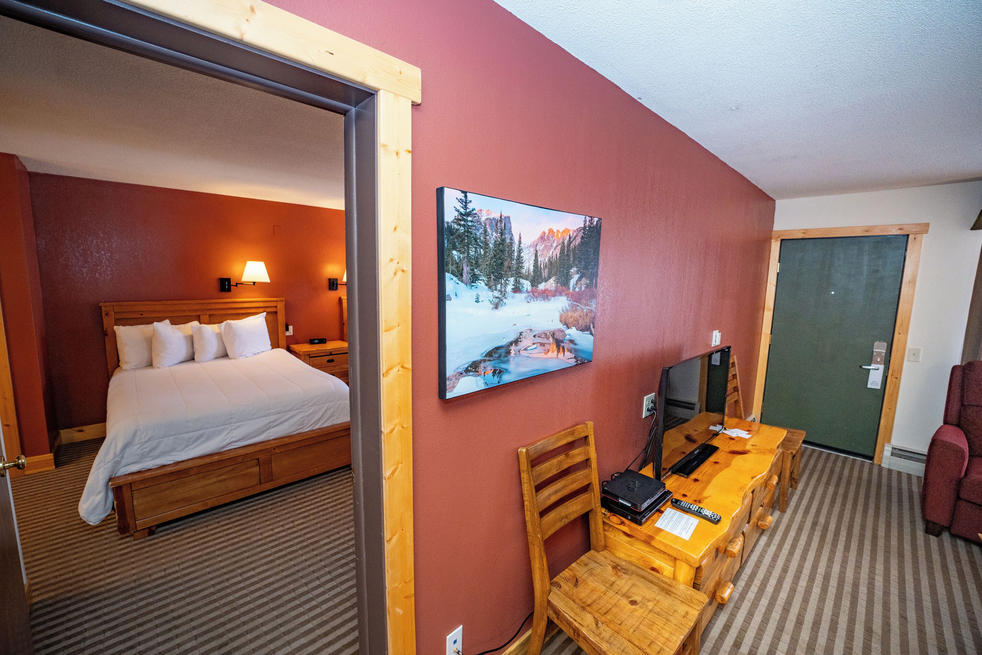 Suíte júnior, 2 camas Queen, cozinha (Not Pet Friendly) | Escrivaninha, ferros/tábuas de passar roupa