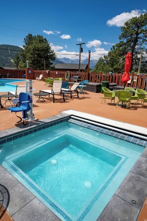 Piscine extérieure en saison, accÚs possible de 9 h à 21 h, parasols