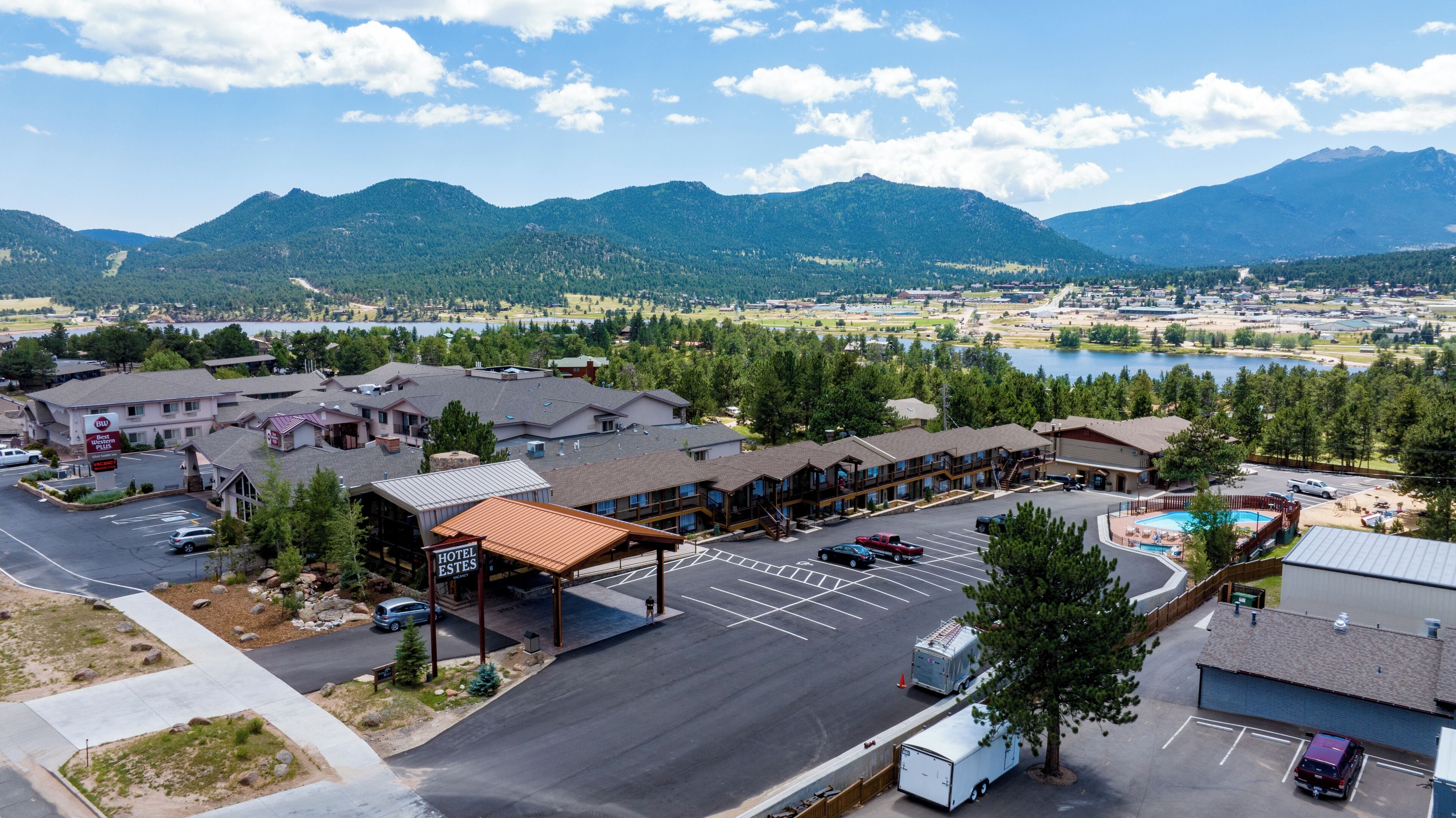 Un hôtel doté d’un parking, d’une piscine et offrant une vue sur les montagnes et un lac.
