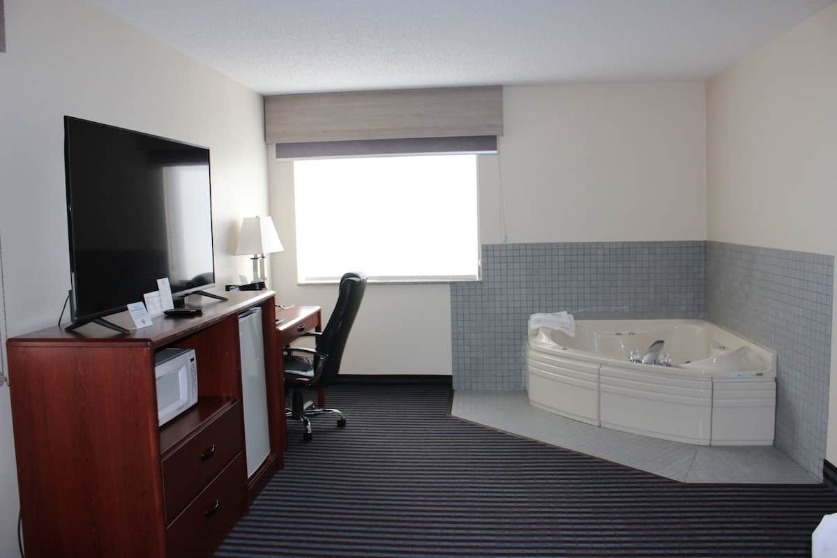 Deluxe Room,1 King Bed, Non Smoking, Hot Tub (East Building) | 1 bedroom, premium bedding, desk, blackout drapes