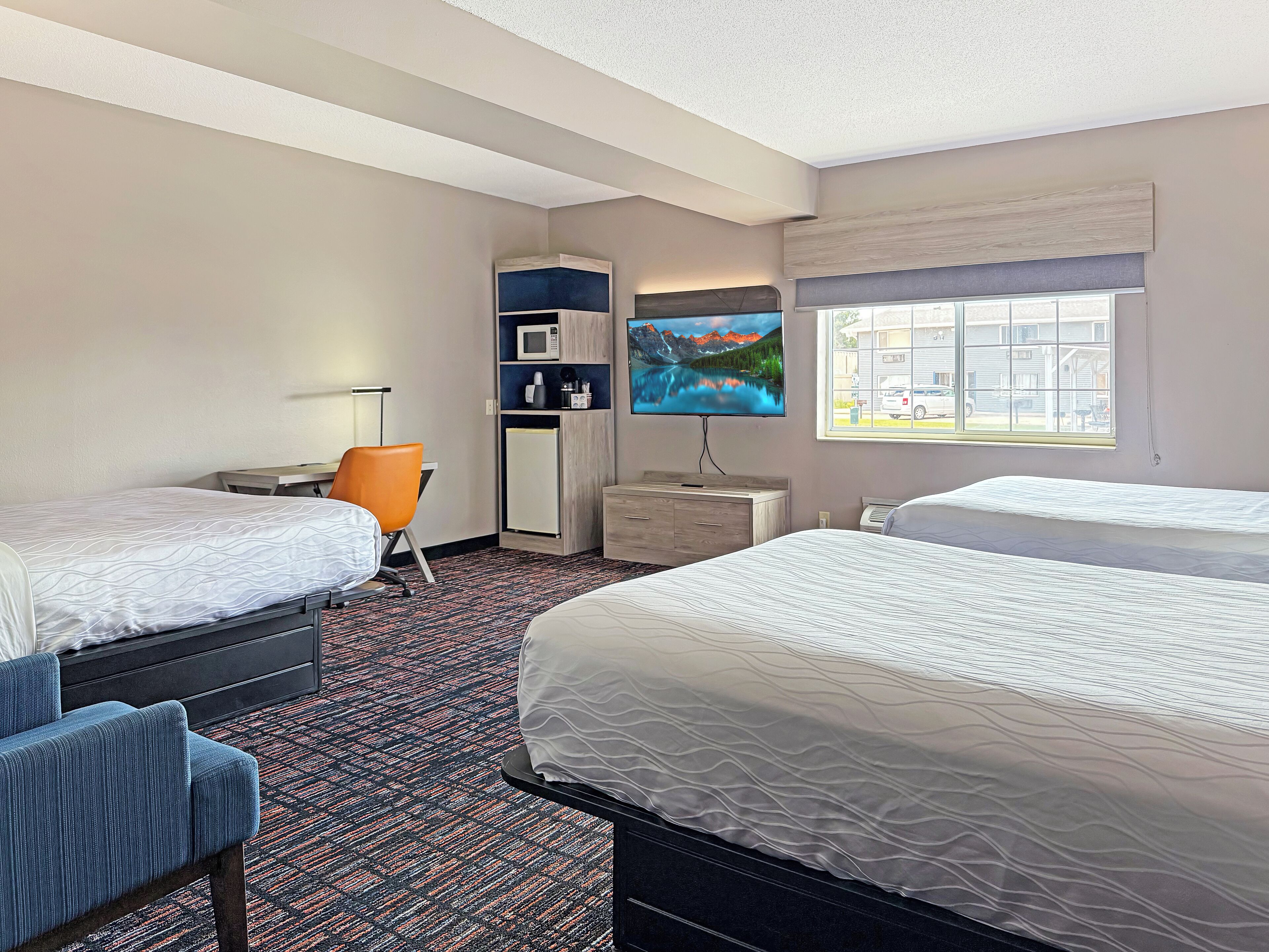 Sängtillbehör av högsta kvalitet, skrivbord och mörkläggningsgardiner