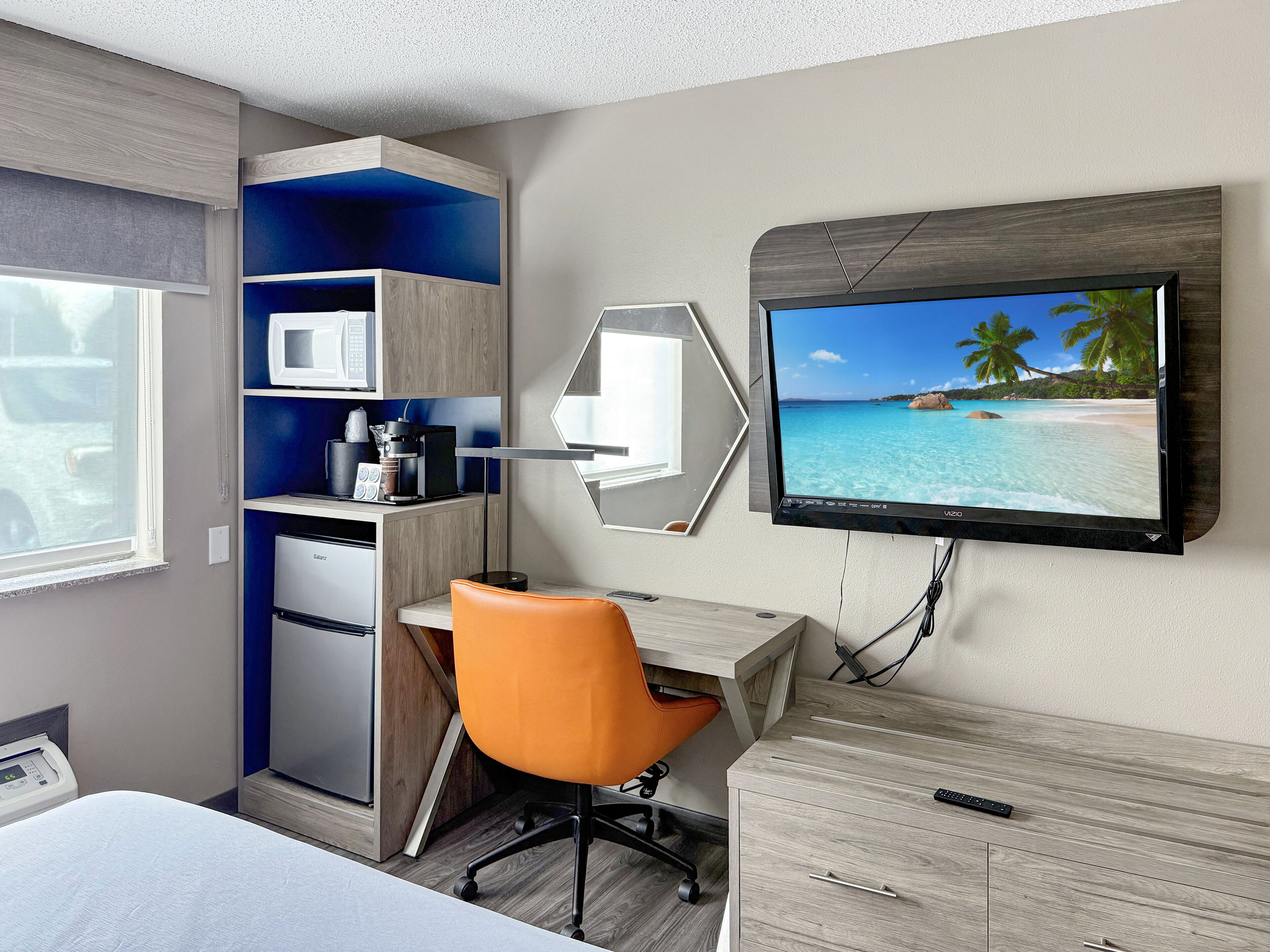 Sängtillbehör av högsta kvalitet, skrivbord och mörkläggningsgardiner