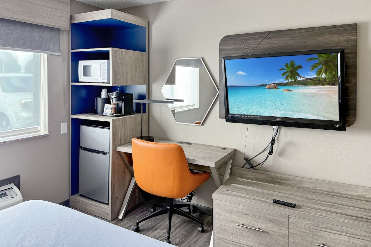 SÀngtillbehör av högsta kvalitet, skrivbord och mörklÀggningsgardiner