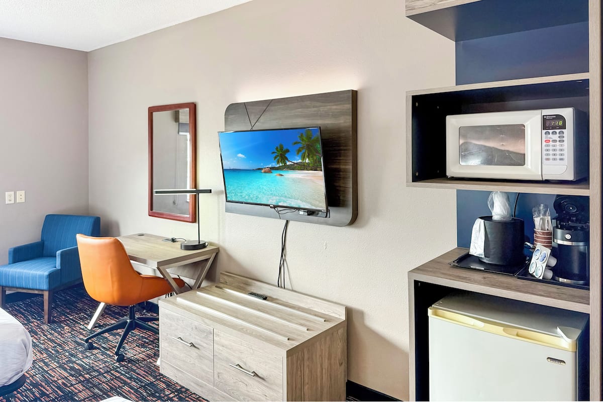 Room, 1 King Bed, Non Smoking (East Building) | Premium bedding, desk, blackout drapes, iron/ironing board