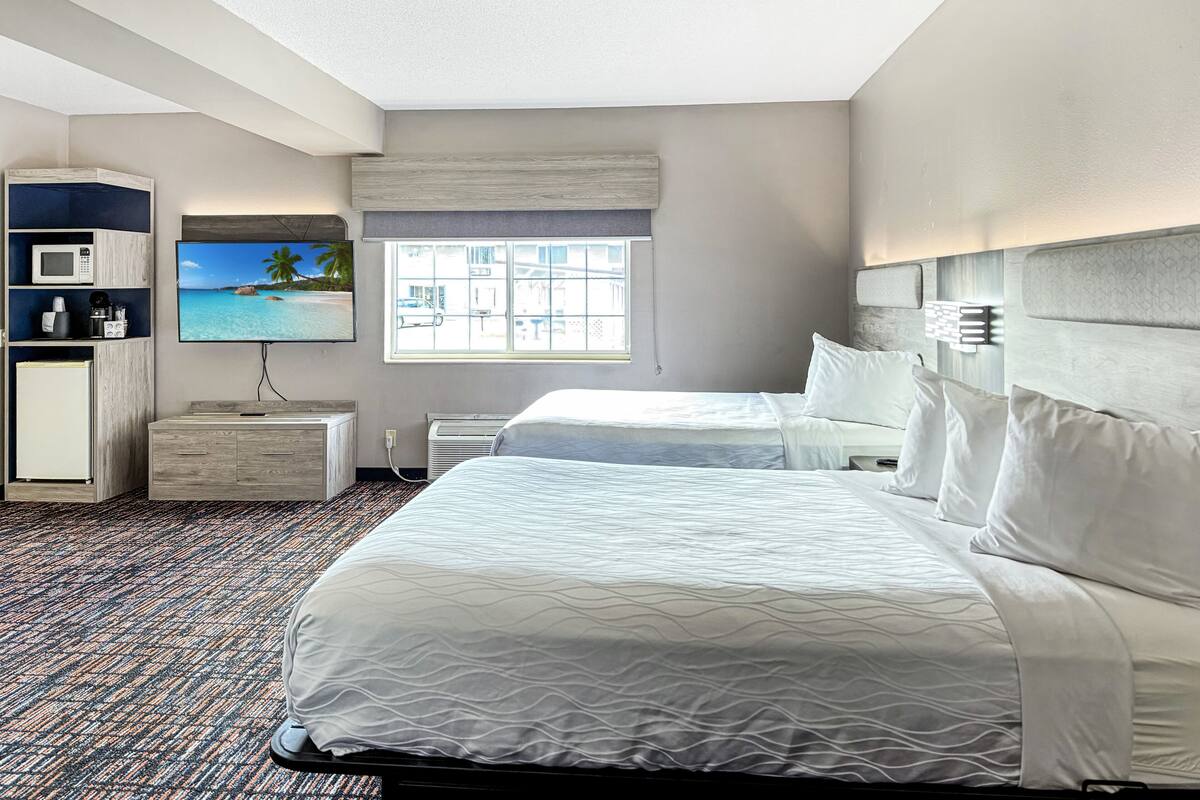 Sängtillbehör av högsta kvalitet, skrivbord och mörkläggningsgardiner