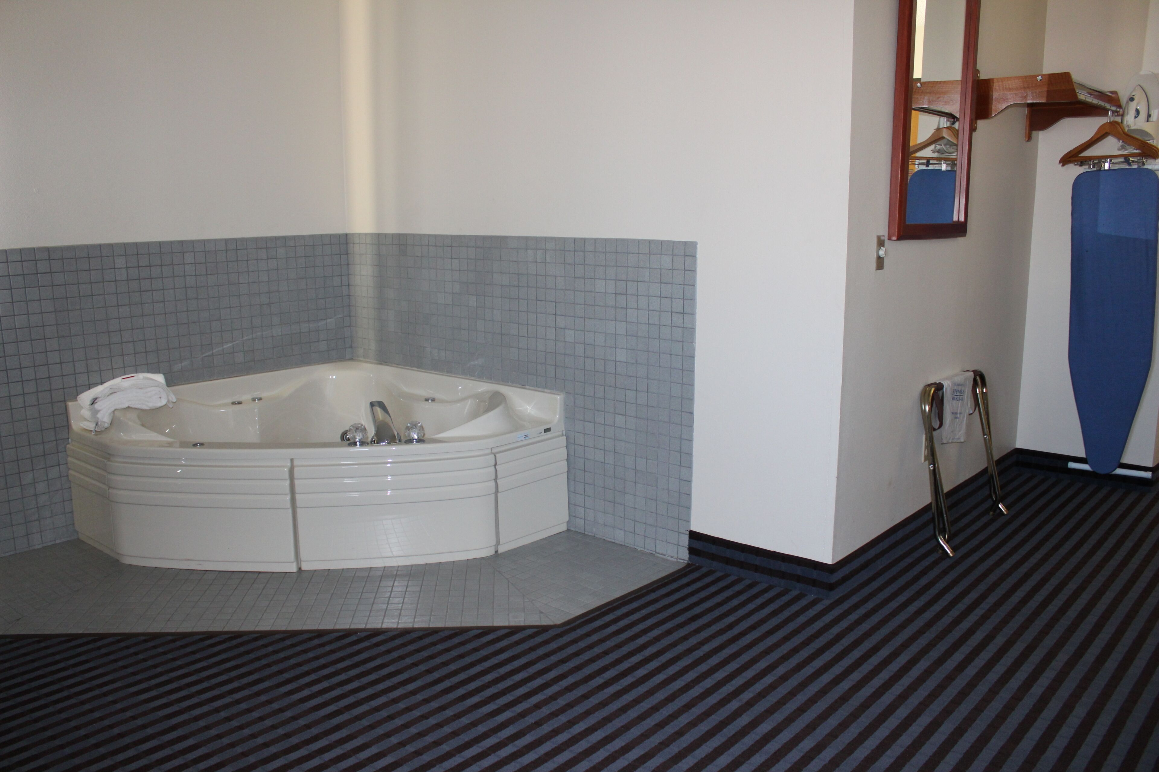 deluxe room,1 king bed, non smoking, hot tub (east building) | jetted bathtub