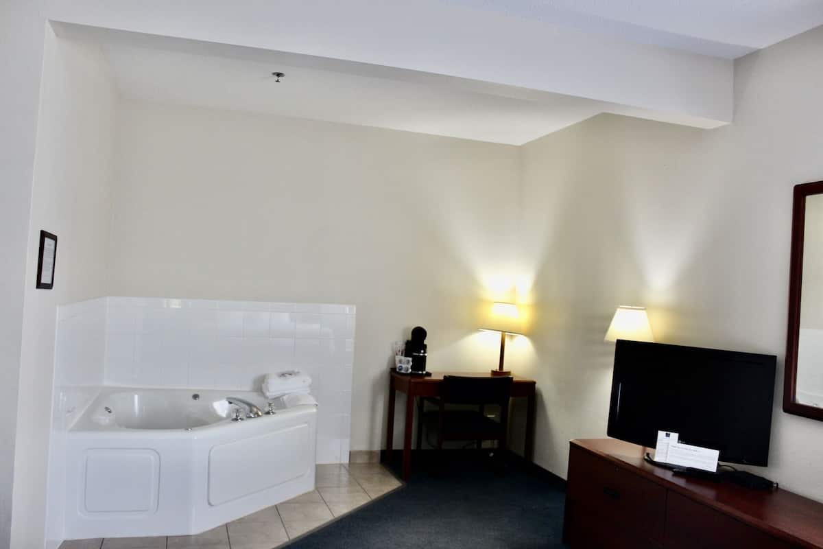 Deluxe Room, 1 King Bed with Sofa bed, Non Smoking, Hot Tub | 1 bedroom, premium bedding, desk, blackout drapes