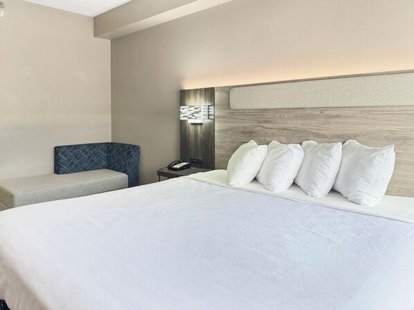 Hochwertige Bettwaren, Schreibtisch, Verdunkelungsvorhänge