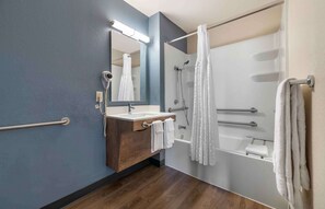 Duschwanne, kostenlose Toilettenartikel, Haartrockner, Handtücher