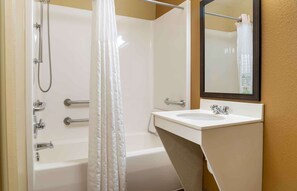 Bathroom - Extended Stay America Suites Detroit Metropolitan Airport (Romulus)