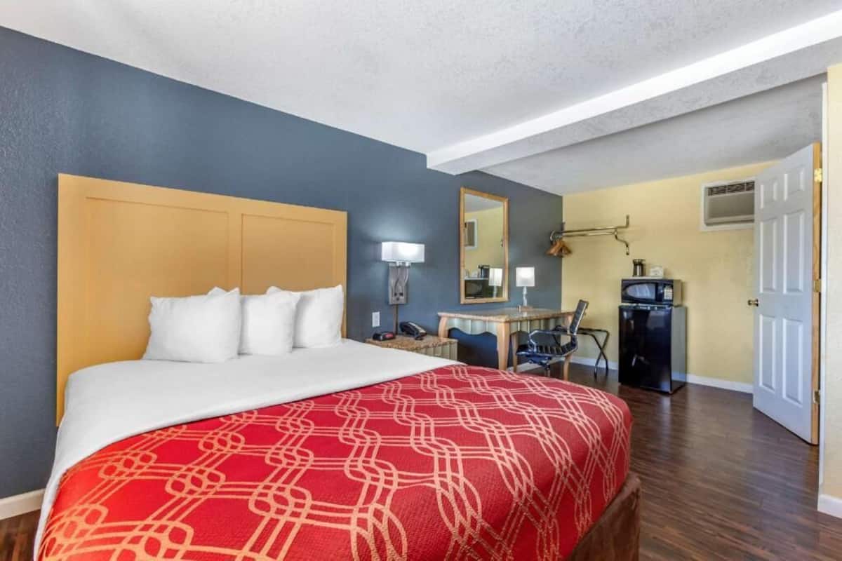 Desk, iron/ironing board, free WiFi, bed sheets