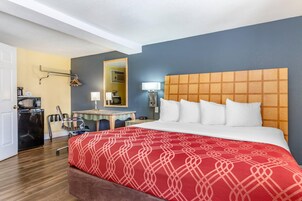 Standard Room, 1 King Bed, Non Smoking | Desk, iron/ironing board, free WiFi, bed sheets