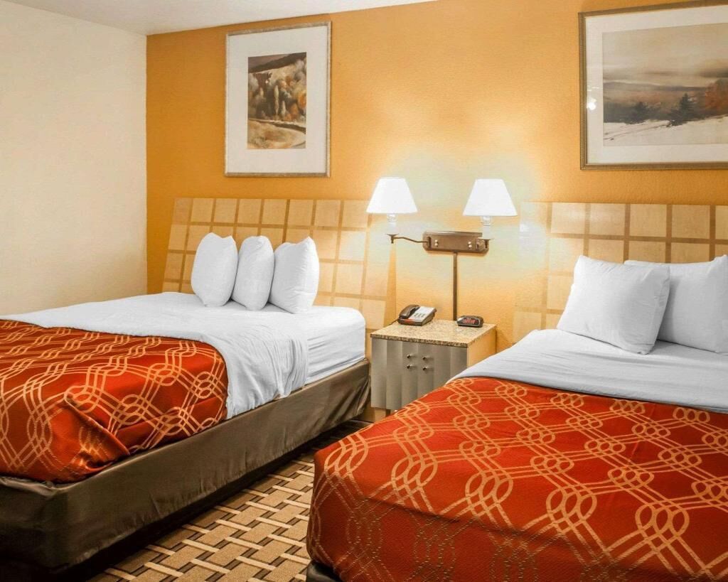 Escritorio, tabla de planchar con plancha, wifi gratis y ropa de cama 