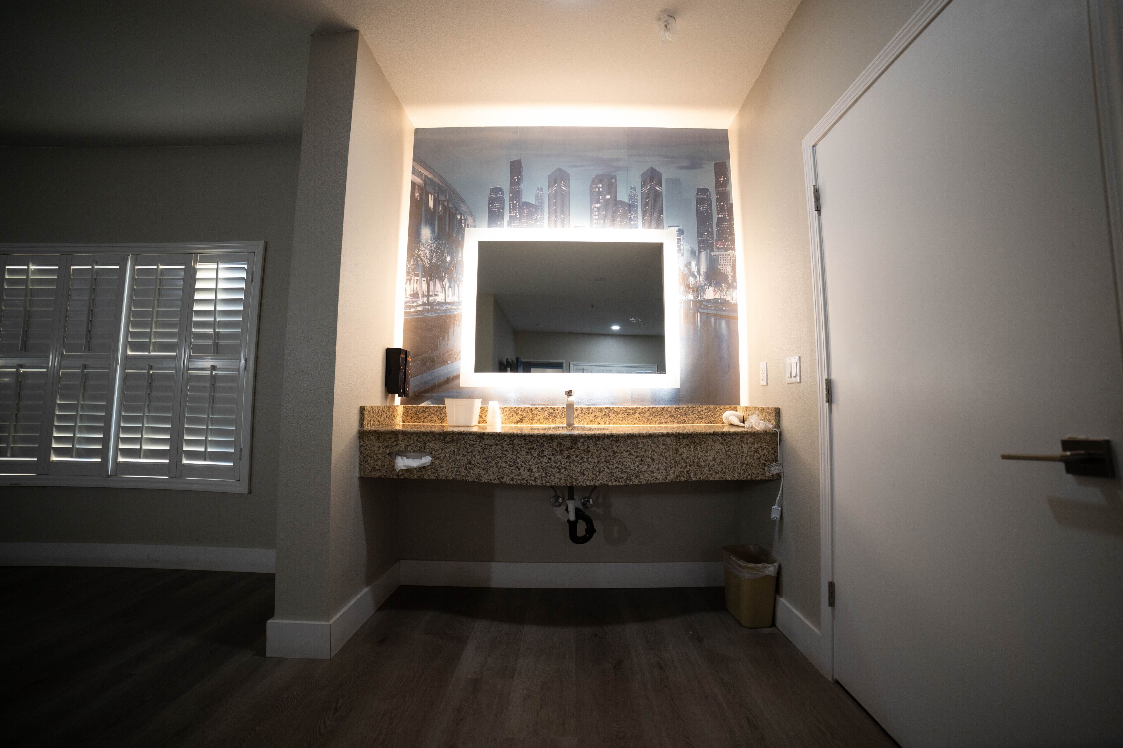 honeymoon single room | bathroom | combined shower/bathtub, free toiletries, hair dryer, towels