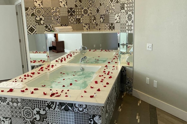 Honeymoon Room | Desk, iron/ironing board, WiFi (free)